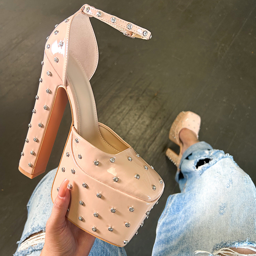 Lana In Nude Platforms