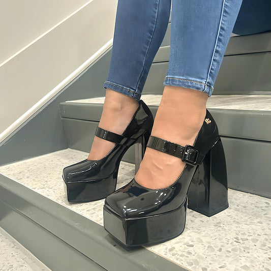 Danni In Black