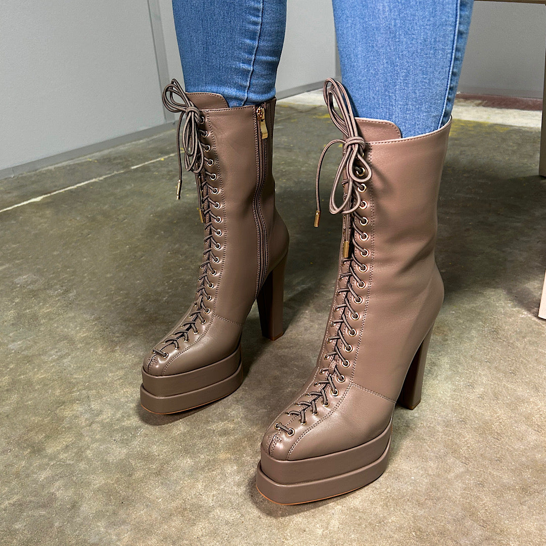 Moni In Tan